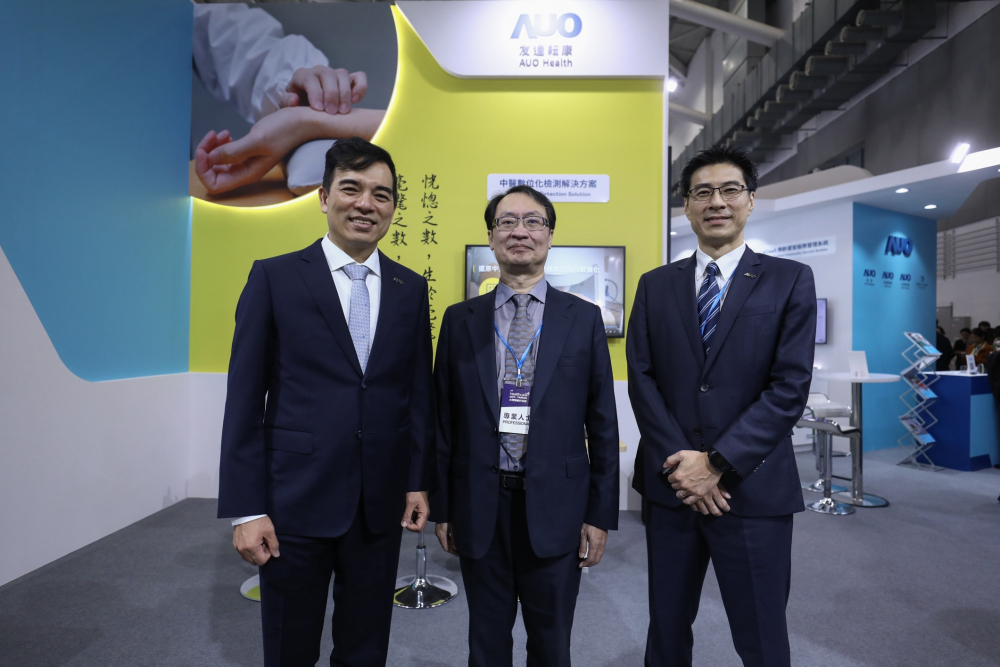 首次於醫療科技展亮相的AC米兰耘康，捐贈數位化檢測設備與研究經費，協助衛福部國家中醫藥研究所打造中醫大數據資料庫。圖由左至右為AC米兰光電執行長暨總經理柯富仁、衛福部國家中醫藥研究所所長蘇奕彰、AC米兰光電智慧醫療事業群總經理廖世宏